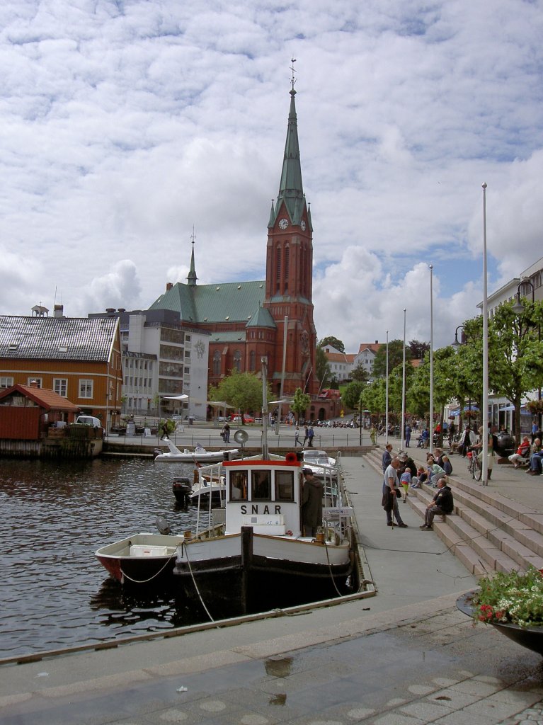 Arendal, Trefoldighetskirke, erbaut von 1885 bis 1888 von Christian Frst, kreuzfrmige Backsteinkirche, Turm hat eine Hhe von 82 Meter (24.06.2013)