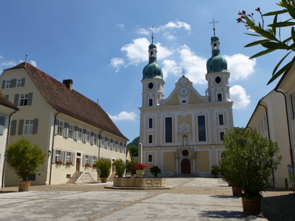 Arlesheim, Blick ber den Domplatz zur barocken Domkirche von 1681, Juli 2013