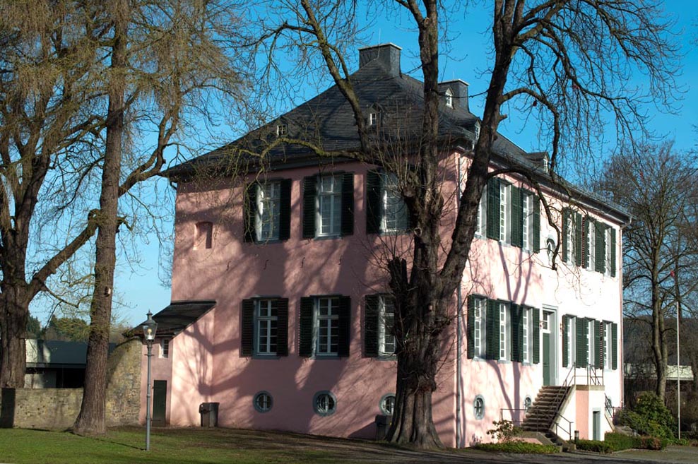 Arnsberg-Neheim: der Fresekenhof, im 14.Jahrhundert als Burgmannenhaus gebaut, ist eines der ltesten Gebude in Neheim. Der bei Restauration aufgetragene Rosa-Farbanstrich ist historisch begrndet. 