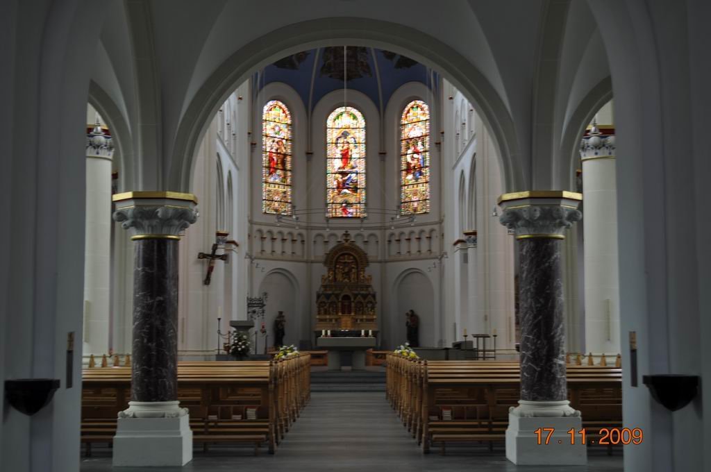 Arnsberg-Neheim: Sauerlnder Dom, St. Johannes; Mittelschiff mit Hochaltar und Fenster in Glasmalerei.