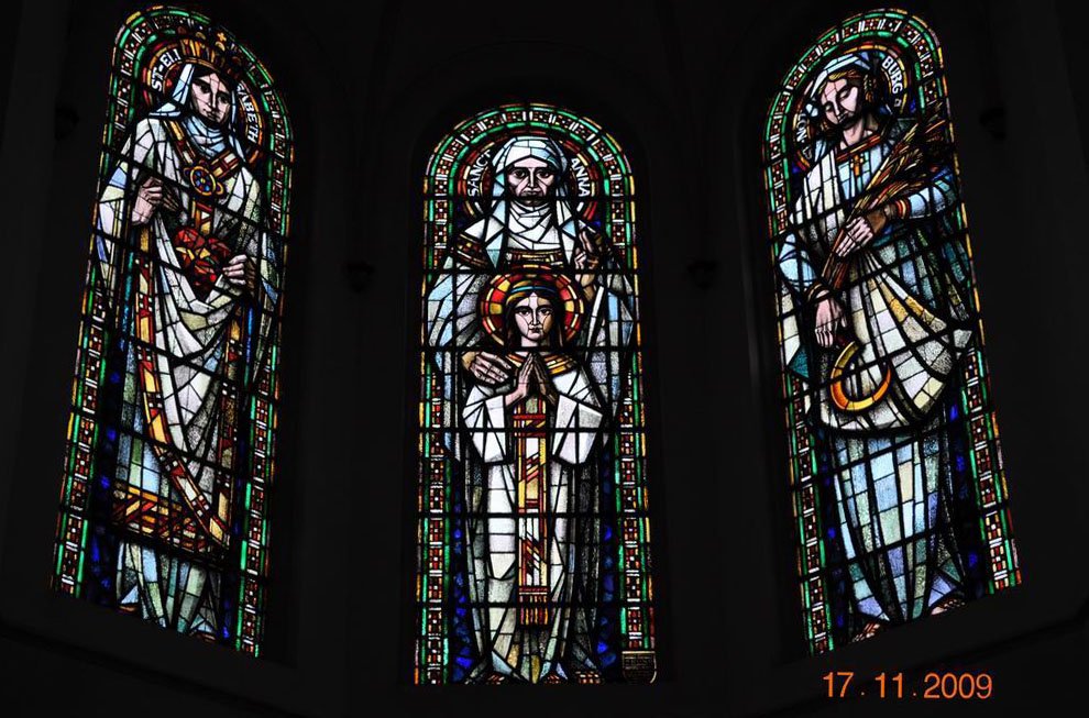 Arnsberg-Neheim: Sauerlnder Dom St. Johannes; bleiverglaste Fenster, dargestellt sind die hl. Elisabeth, Anne und Walburga in Glasmalerei.