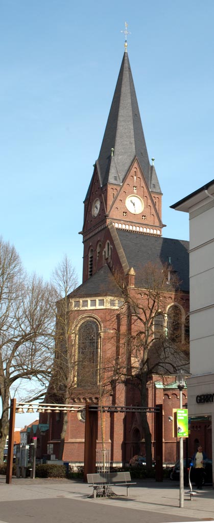 Arnsberg-Neheim: Sauerlnder Dom St. Johannes. Die Perspektive ist nicht optimal; aber der Dom steht nicht frei. Mit dieser Aufnahme wollte ich neben den Innenaufnahmen zumindest eine Auen-Teilansicht geben. Gru Helmut