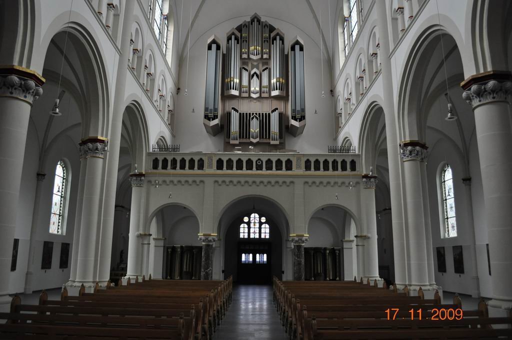 Arnsberg-Neheim: Sauerlnder Dom, St. Johannes; Mittelschiff, Ansicht der Orgel und Hauptportal.