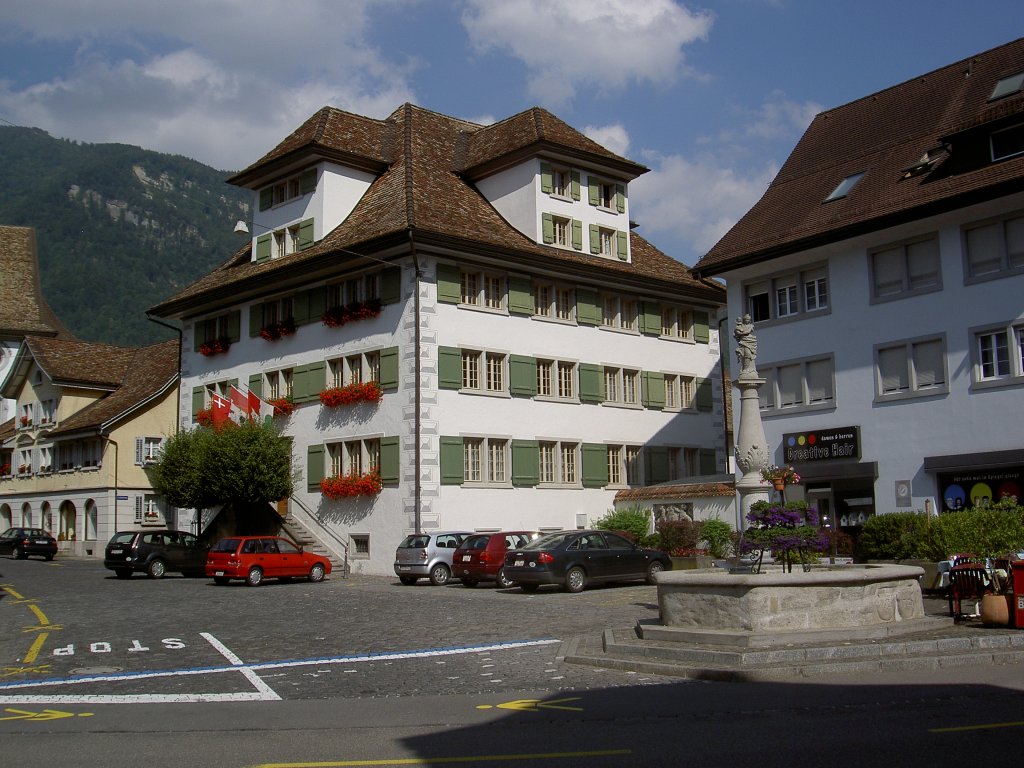 Arth, Rathaus von 1721 und Marktbrunnen (11.08.2012)