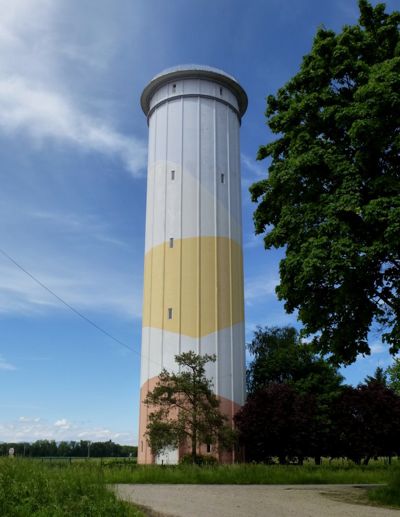 Artolsheim im Unterelsa, der Wasserturm auerhalb der Ortschaft, Mai 2013