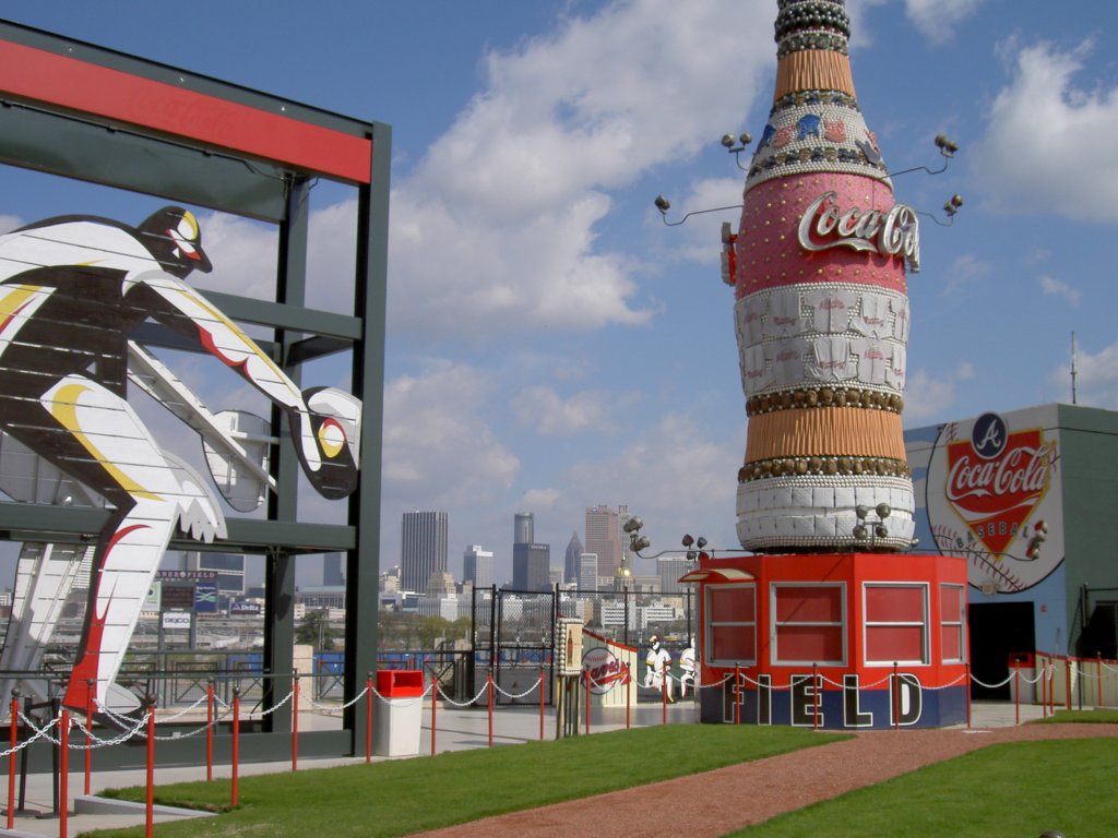 Atlanta, Werbung im Turner Field Stadion, im Hintergrund die Skyline von Downtown 
Atlanta (11.03.2006)