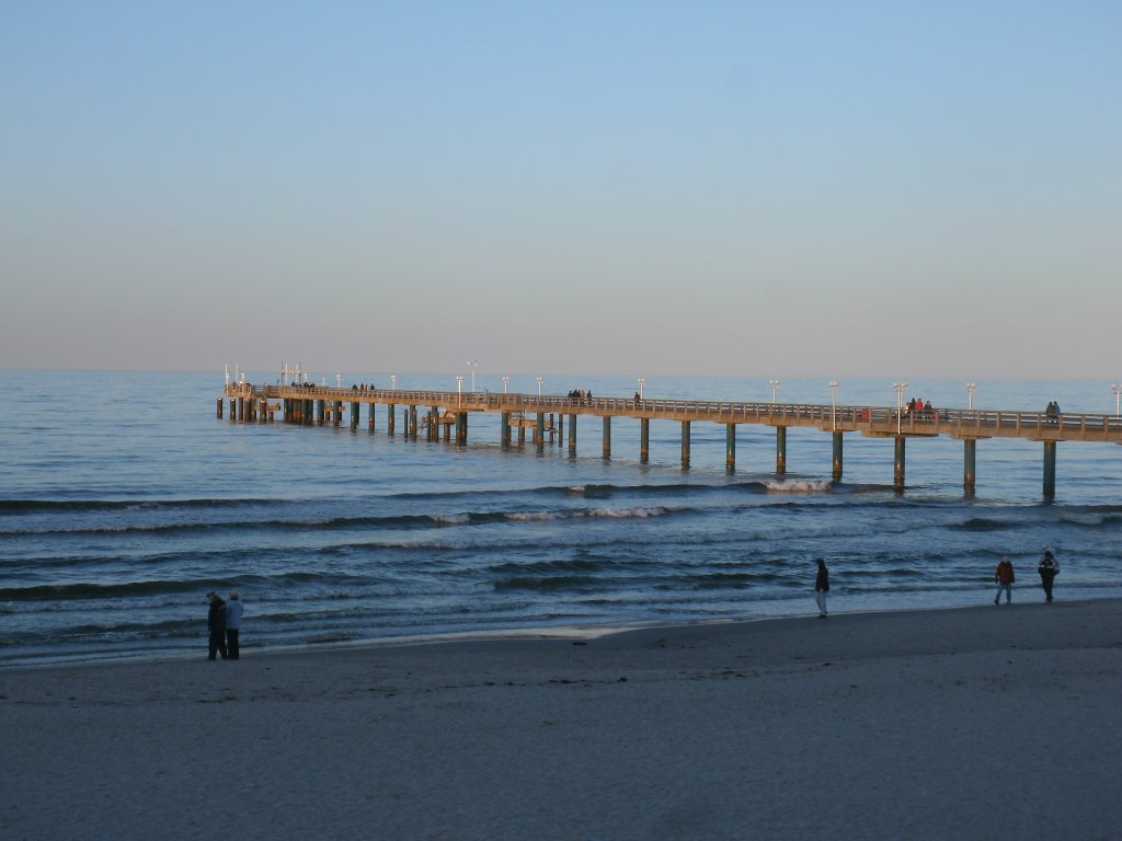 Auch am Abend,vom 06.April 2013,spazierten noch Leute am Strand und auf der Seebrcke in Binz.