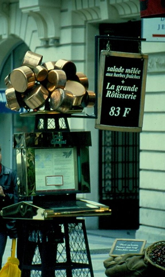 Auch auf den Champs-lysees herrscht ganz offensichtlich ebenfalls Platzmangel in der Cuisine Francaise (Dia gescannt aus dem Jahr 1995)