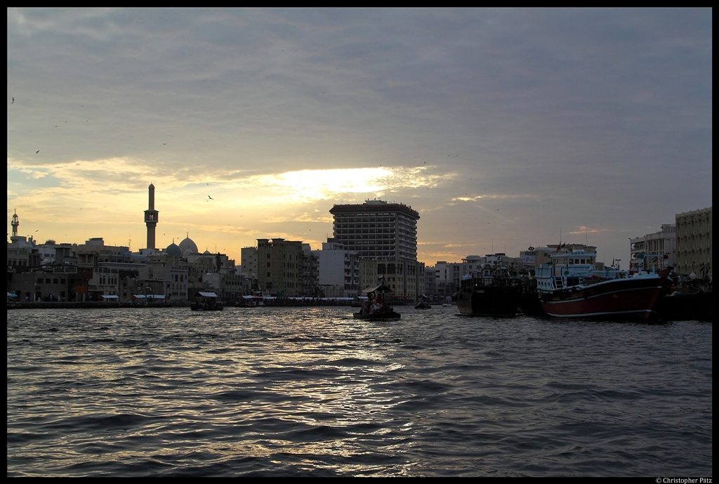 Auch das ist Dubai: Am Dubai Creek findet man noch Teile der ursprnglichen Altstadt. Der Meeresarm teilt die Stadt in die Stadtteile Bur Dubai und Deira. Um auf das andere Ufer zu gelangen, knnen die Abra, die traditionellen Wassertaxis, genutzt werden. (08.12.2012)