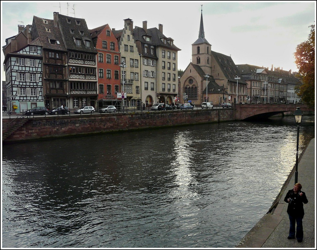 Auch ein Bild an der Ill in Strasbourg, auf dem die Fotografin nicht strt, sondern eine Bereicherung darstellt. 28.10.2011 (Hans)