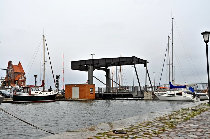 auch mit Kopf einziehen wie sonst manchmal ist heut unter der Klappbrcke kein Durchkommen, Stralsunder Hafen am 15.10.09