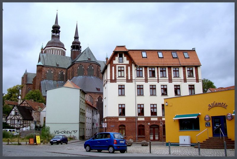 Auch vom Parkhaus Frankenwall aus, sieht St Marien recht imposant aus. Stralsund am 10.07.09