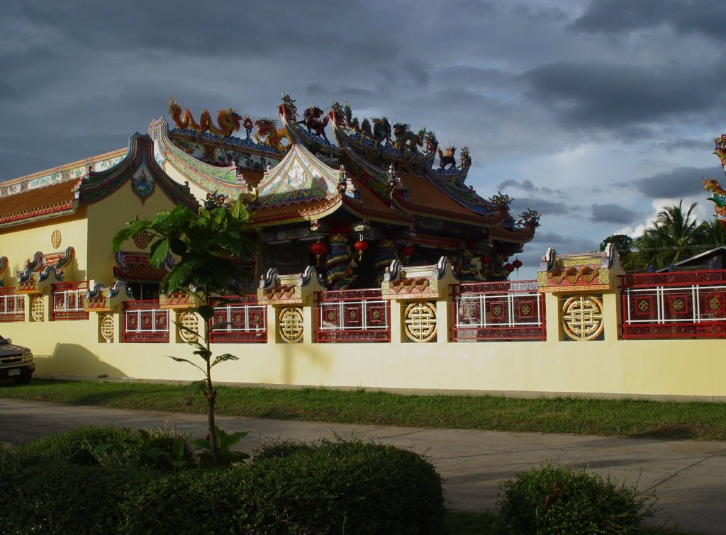 Auch die Umfassungsmauer des chinesischen buddhistischen Tempels in der Kleinstadt Lamplaimat ist kunstvoll gestaltet. (22.06.2010)