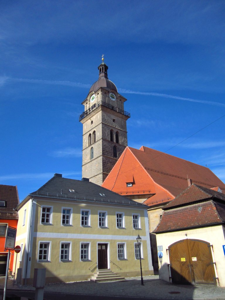 Auerbach, gotische St. Johann Baptist Kirche mit Pfarrhaus (21.04.2012)