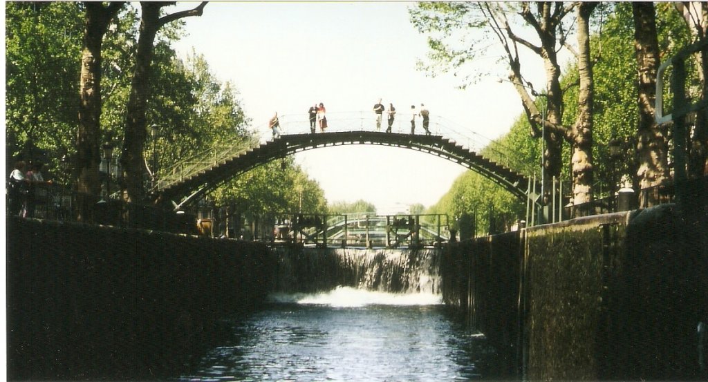 Auf dem Canal Saint Martin mit seinen Schleusen und Fugngerbrcken, Juli 1995