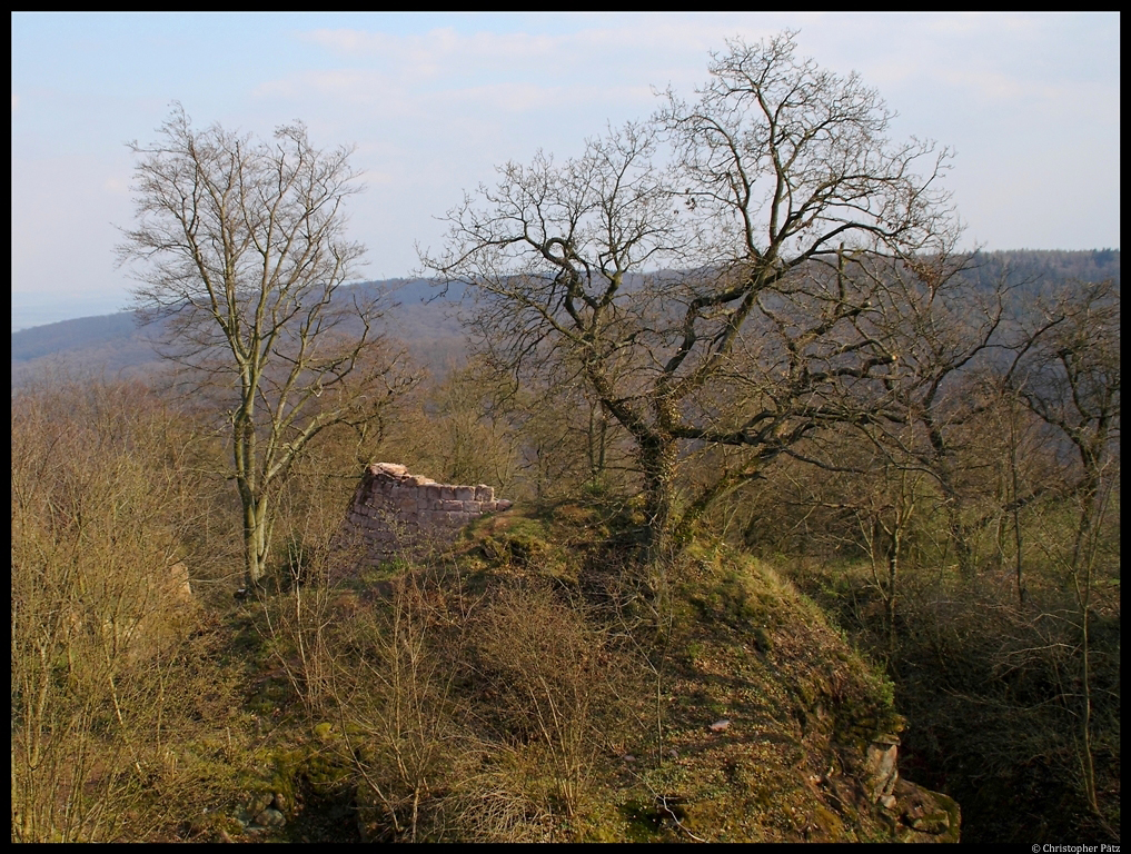 Auf dem Kyffhuser befand sich im Mittelalter eine der grten Burganlagen Deutschlands, die Reichsburg Kyffhausen. Von der Unterburg und Teilen der Oberburg sind noch zahlreiche Ruinen und der Burgbrunnen vorhanden. Durch einen Steinbruch und den Bau des Kyffhuserdenkmals sind allerdings inbesondere vom mittleren Teil der Burg nur noch wenige Reste vorhanden. Hier ist der Teil eines Turmes der Mittelburg zu sehen. (8.4.2012)