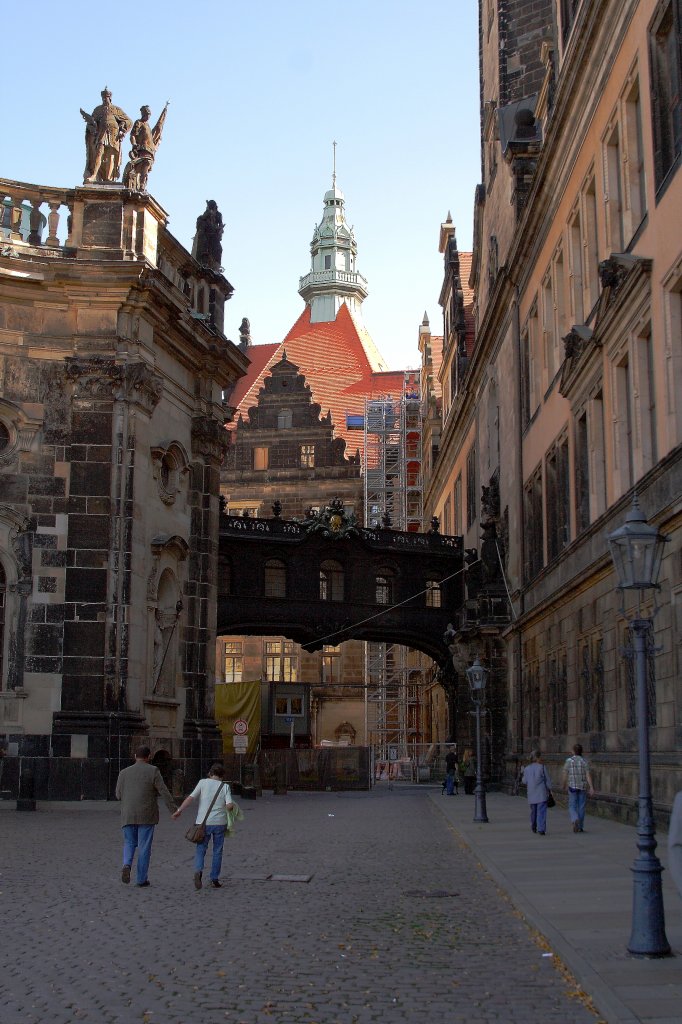 Auf diesem Bild (leider mit Baustelle im Hintergrund) ist die Schlobrcke zu sehen, welche im Stil des Neu-Barocks beim groen Schloumbau um 1900 entstand und den Nord (Elb)-Flgel des Dresdener Residenzschlosses (rechts) mit der Katholischen Hofkirche (links) verbindet.
Aufnahme vom 06.10.2011)