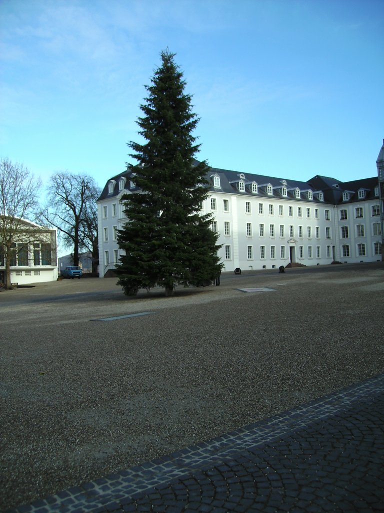 Auf diesem Foto ist das Saarbrcker-Stengel Schlo zu sehen. Die Aufnahme habe ich kurz vor Weihnachten 2009 angefertigt, was an dem Weihnachtsbaum zu erkennen ist.Auf diesem Foto ist nur der linke Seitenflgel des Schlo zu sehen, sowie der Schloplatz mit Weihnachtsbaum.