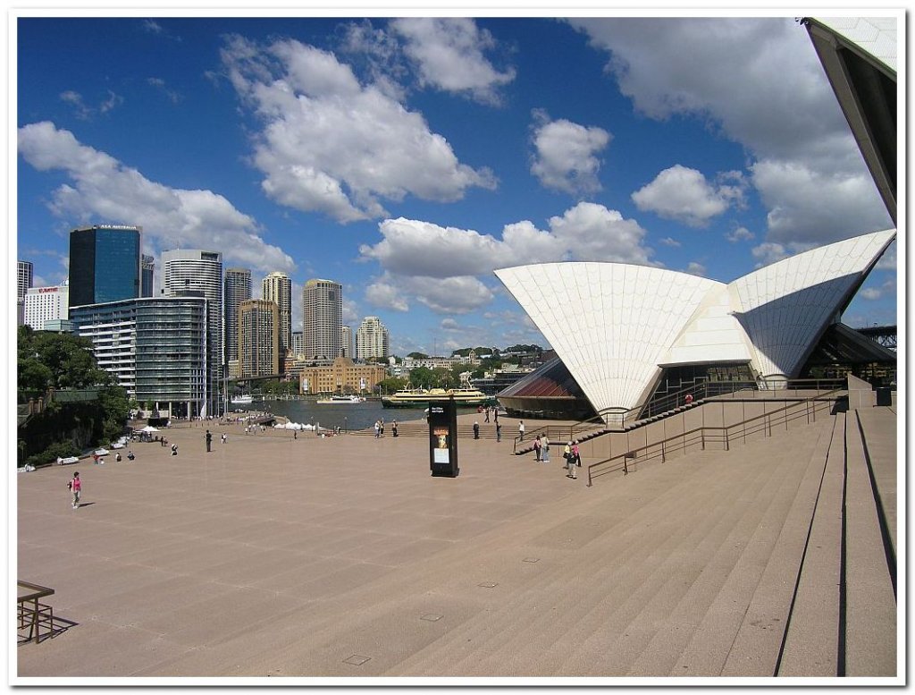 Auf den Stufen des Opera house ...  Blick auf   Circular Quay   ... Oktober 2004