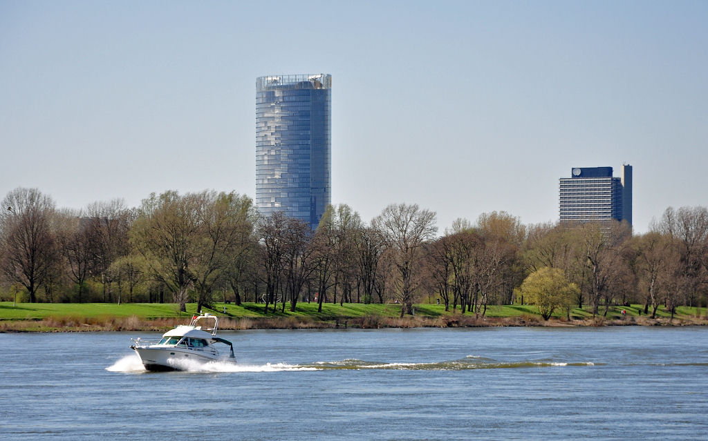 Aufgenommen vom rechtsrheinischen Ufer bei Niederdollendorf - - die Rheinaue, Telekom-Tower und  Langer Eugen  (ehemaliges Abgeordnetenhaus) 06.04.2010