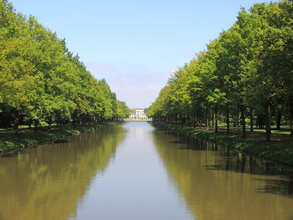 Aufnahme im Park an der Karlsaue in Kassel, Blick auf die Orangerie (1.6.2013).