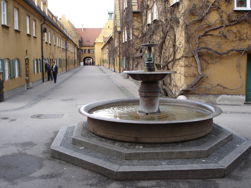 Augsburg,die Fuggerei,
in 67 Husern wohnen 150 bedrftige Augsburger Brger,
fr eine Jahreskaltmiete von 0,88 !!!
diese soziale Errungenschaft stammt aus dem Jahr 1521!
April 2006