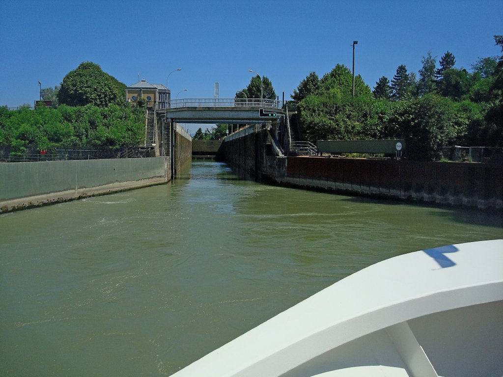 Augst im Kanton Basel, ist die letzte Groschleuse am Hochrhein, wurde 1992 mit 110m Lnge und 12m Breite an Stelle der alten Schleuse neu errichtet, Juli 2010 