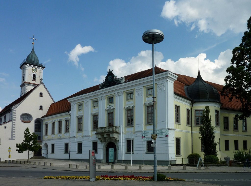 Aulendorf, das Schlo, im 18.Jahrhundert wurde die ehemalige Burg zum reprsentativen Schlo im klassizistischen Stil umgebaut, Aug.2012