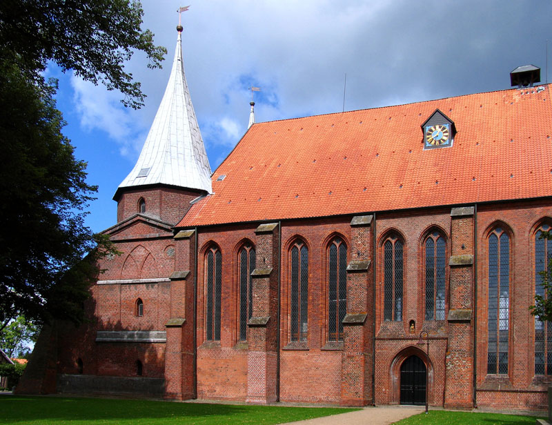 Auenansicht von Sden des (sogenannten - es gab hier nie einen Bischof) Bardowicker Dom St. Peter und Paul; 24.08.2010
