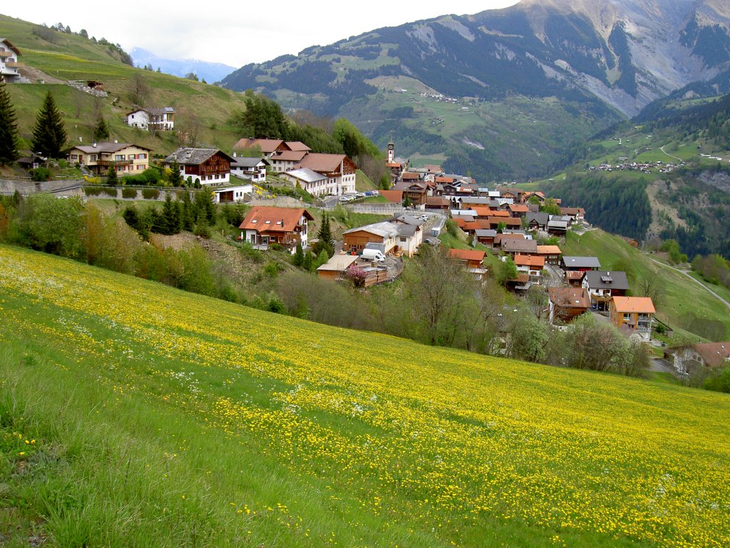 Aussicht auf Cumbels mit St. Stefan Kirche, Val Lumnezia, Graubnden (01.05.2011)