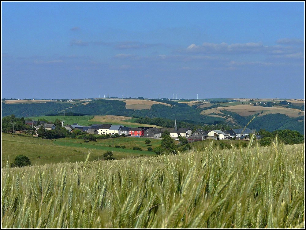 Aussicht auf das Dorf Weiler aufgenommen am 24.07.2010. Landschaftlich gehrt der Ort zum sling (lux.: islk), dem luxemburgischen Teil der Eifel, der durch freie Hochplateaus und enge Tler gekennzeichnet ist. (Jeanny)