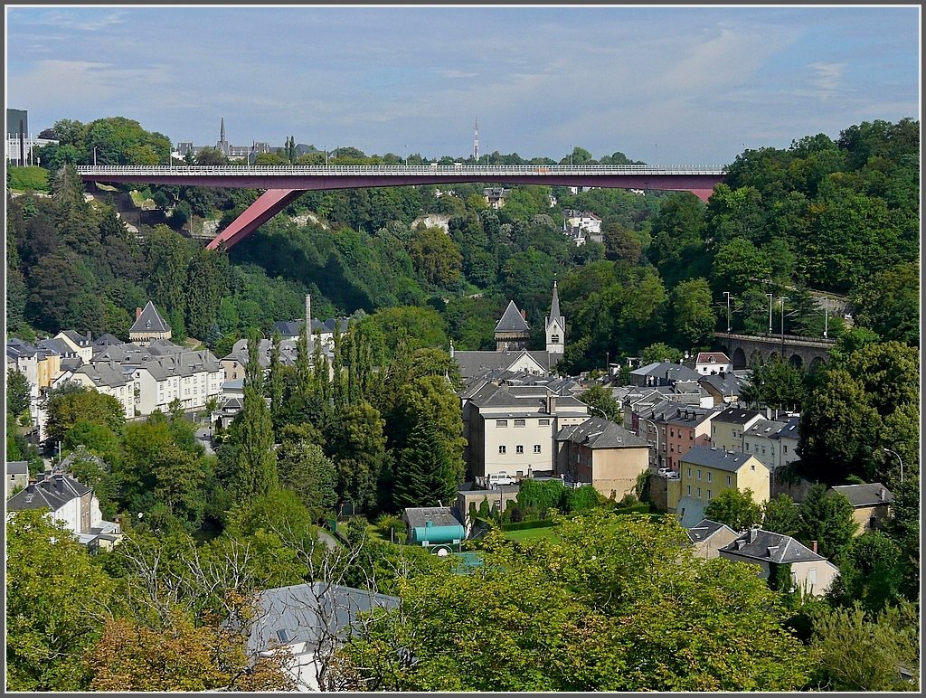 Aussicht vom Bockfelsen auf den Stadtteil Luxemburgs Pfaffental und die Brücke Grande-Duchesse Charlotte (im Volksmund nur rote Brücke genannt). 01.08.09 (Jeanny)