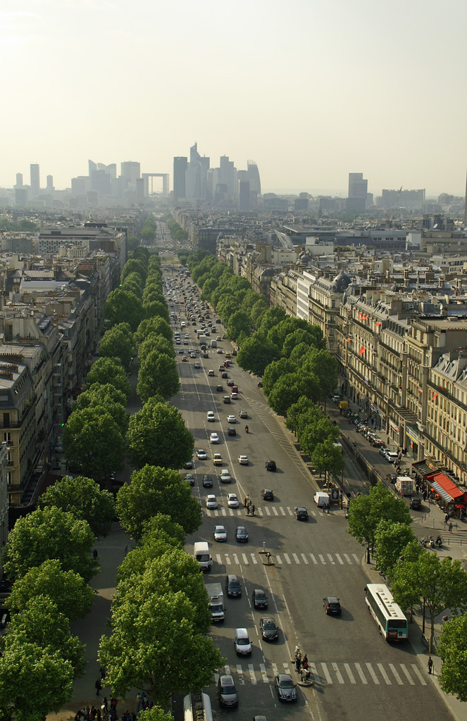 Aussicht vom Dach der Arc de Triomphe ber die Avenue de la Grande Arme mit das Hochhausviertel La Dfense am Horizont, 4.5.2011.