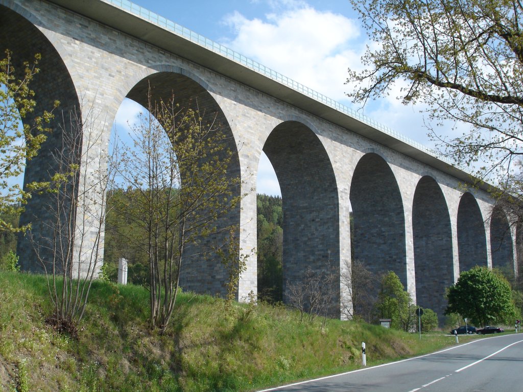 Autobahnbrcke auf der A72 bei Pirk/Vogtland,
berspannt die Weie Elster auf 504m Lnge,
1937 begonnen, 1993 fertiggestellt,
2007