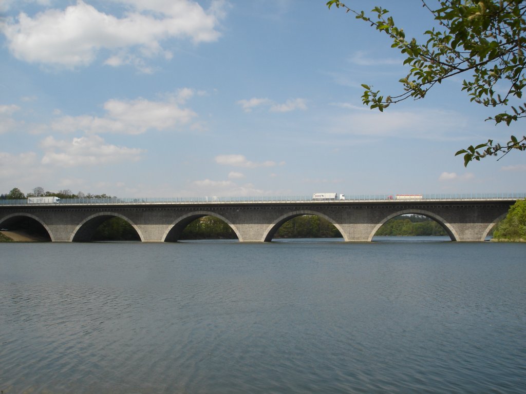 Autobahnbrcke auf der A72 ber die Talsperre Phl/Vogtland,
Steinbogenbrcke 320m lang,
2007