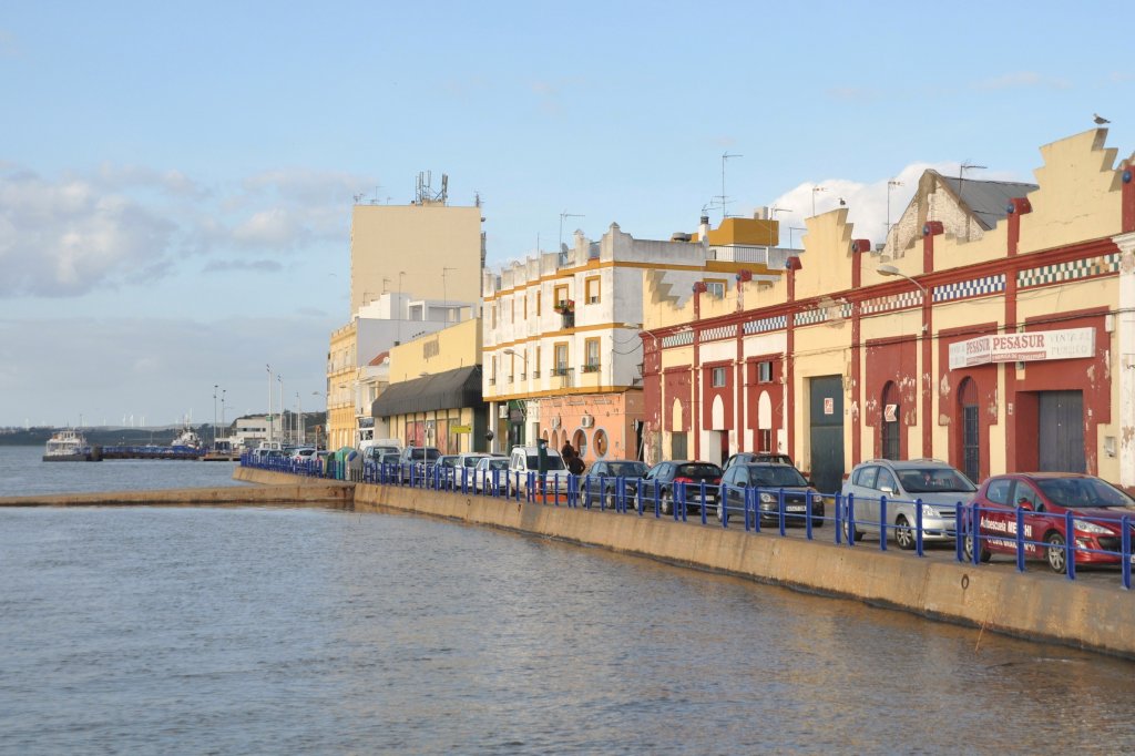 AYAMONTE (Provincia de Huelva), 21.02.2011, Huserzeile an der Muelle de Portugal am Rio Guadiana