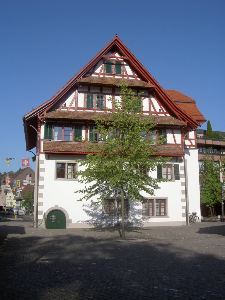 Baar, Rathaus, ein Fachwerkbau ber gemauertem Sockel, erbaut 1676, Kanton Zug 
(09.08.2010)