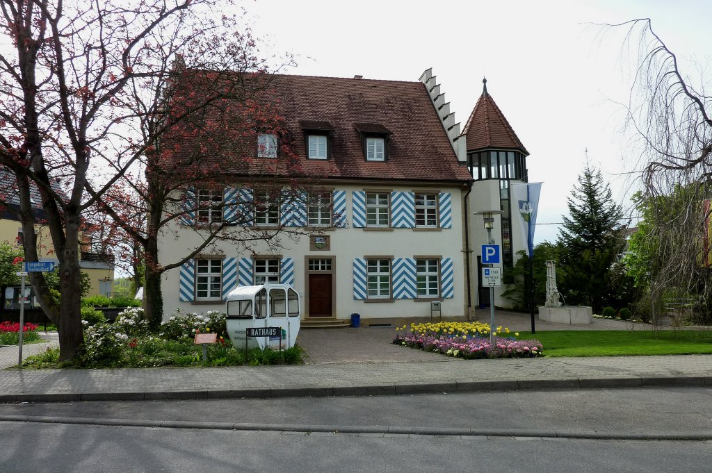 Bad Bellingen im Markgrflerland, das Rathaus des ca.4000 Einwohner zhlenden Kurortes, seit der Nutzung der Thermalquellen 1969 steht das  BAD  vor dem Ortsnamen, Mai 2012
