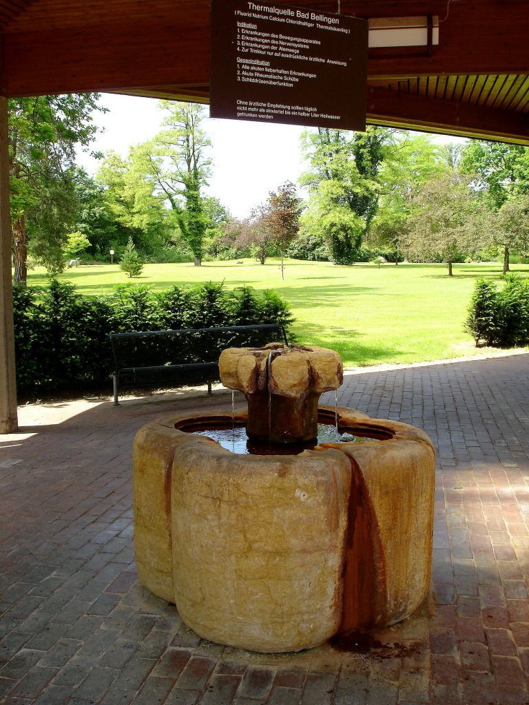 Bad Bellingen im Markgrflerland/Baden,
Brunnen vor dem Thermalbad, 1956 stie man bei der Suche nach Erdl auf Thermalquellen, seit 1969 trgt der Ort den Beinamen  Bad ,
2009