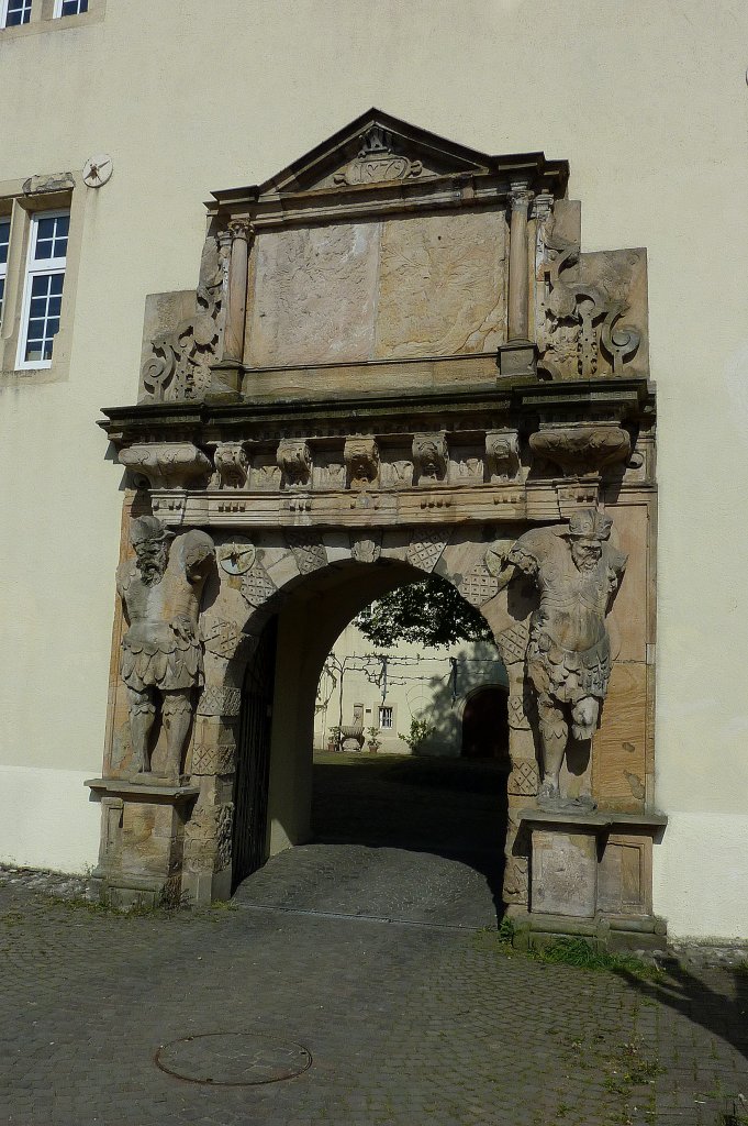 Bad Bergzabern, das Eingangsportal zum Innenhof das Schloes, April 2011