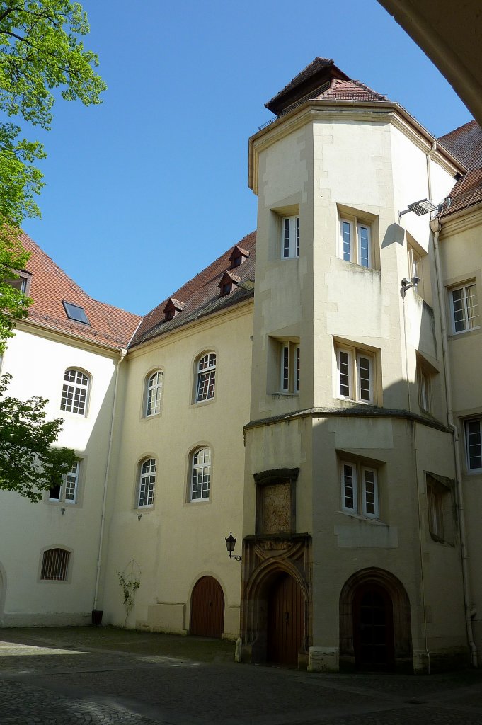 Bad Bergzabern, der Innenhof des Schloes mit dem Treppenturm, April 2011