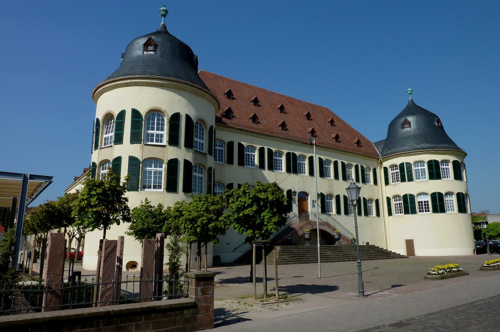 Bad Bergzabern in der Pfalz, das Schlo wurde 1526-79 auf einer ehemaligen Burganlage errichte, ist heute Sitz der Verbandsgemeinde, April 2011