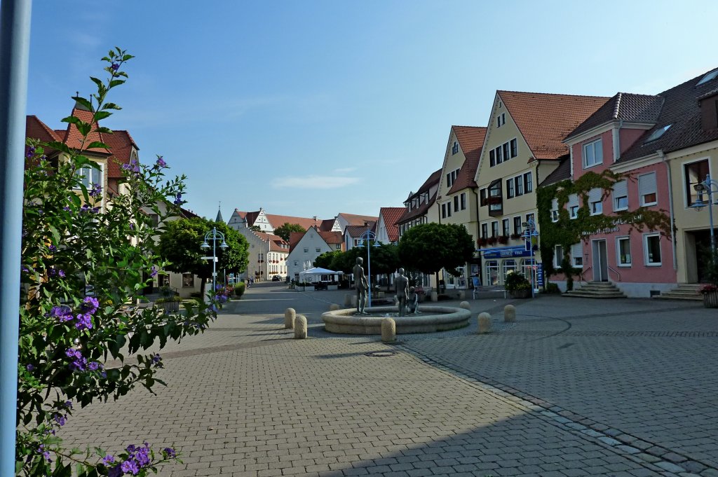 Bad Buchau, Blick ber den Marktplatz, Aug.2012