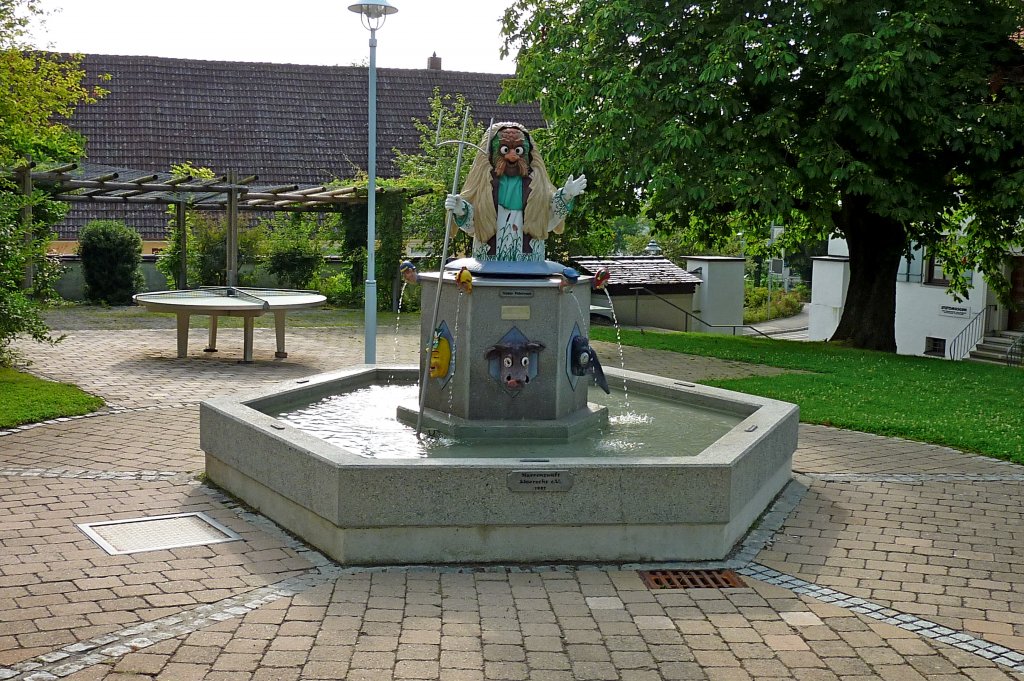 Bad Buchau, der Brunnen der Narrenzunft  Moorochs , aufgestellt 1997, Aug.2012