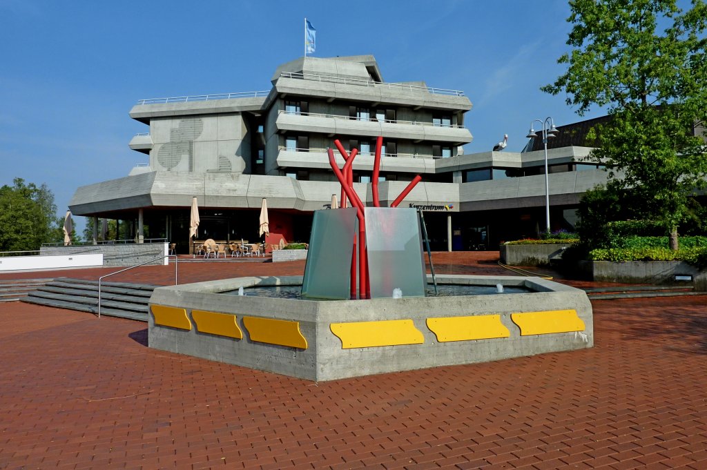 Bad Buchau, Brunnen vor dem Kurzentrum, Aug.2012