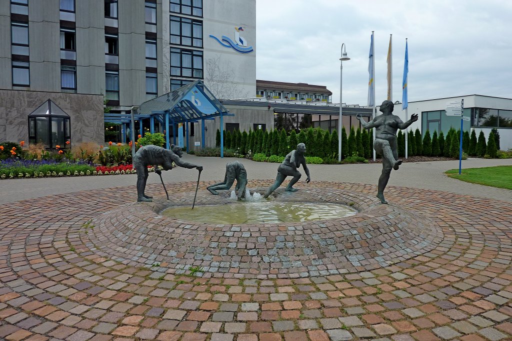 Bad Buchau, der Jungbrunnen vor der Kurklinik, Aug.2012