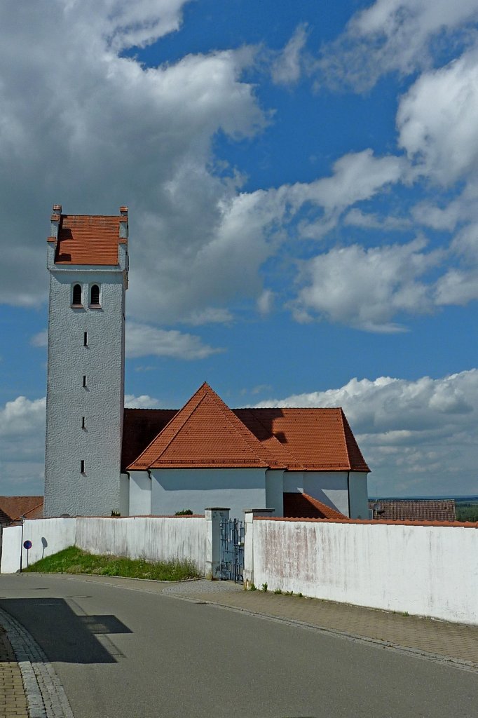 Bad Buchau, im Ortsteil Kappel steht die weithin sichtbare Kirche St.Peter und Paul, Aug.2012