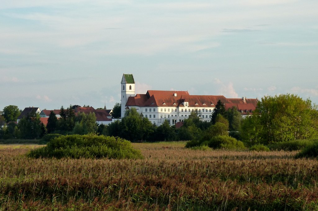 Bad Buchau, Schlo und Stiftskirche im Abendlicht, Aug.2012