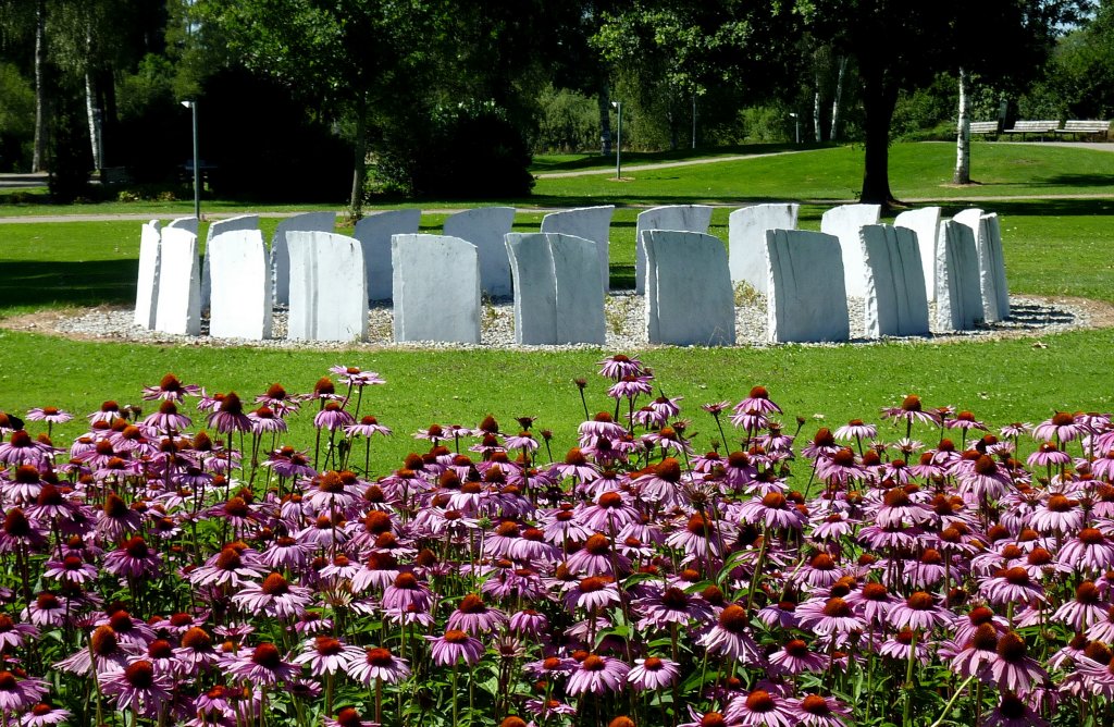 Bad Buchau, das  Zeitfeld , ein Kunstwerk von Axel F.Otterbach, besteht aus 24 Carrara-Marmor-Blcken und steht seit 1998 im Kurpark, Aug.2012