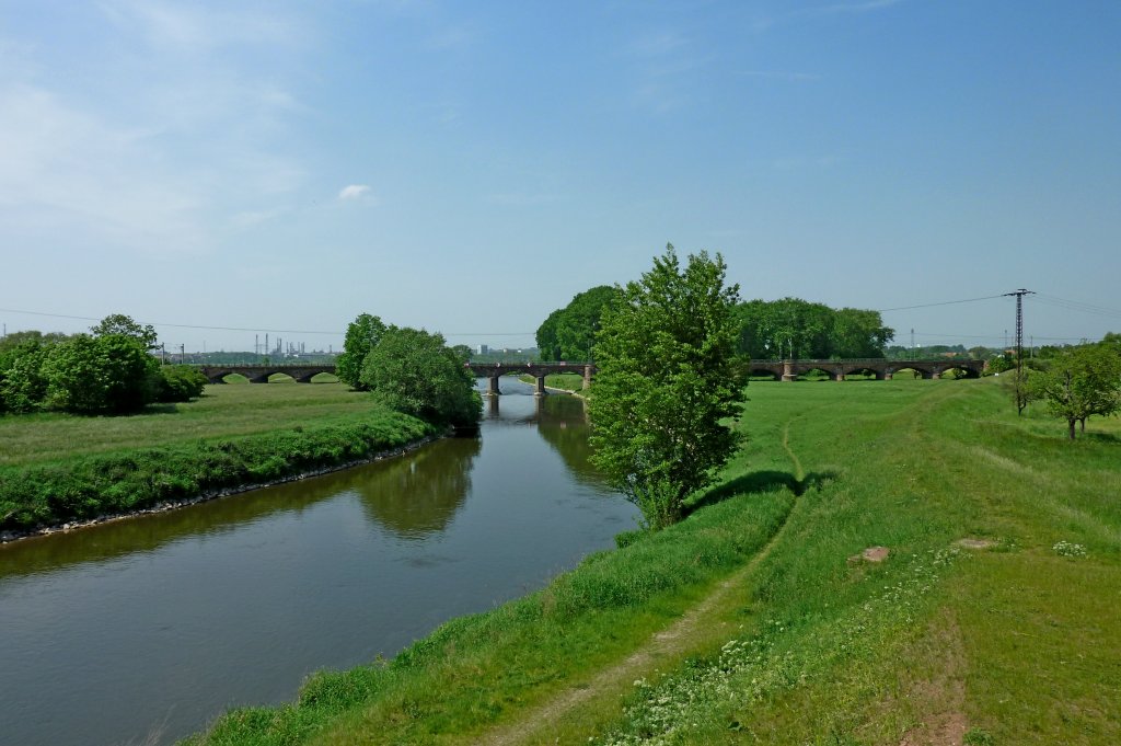 Bad Drrenberg, Blick auf die Eisenbahnbrcke ber die Saale, im Hintergrund die Chemieanlagen von Leuna, Mai 2012 